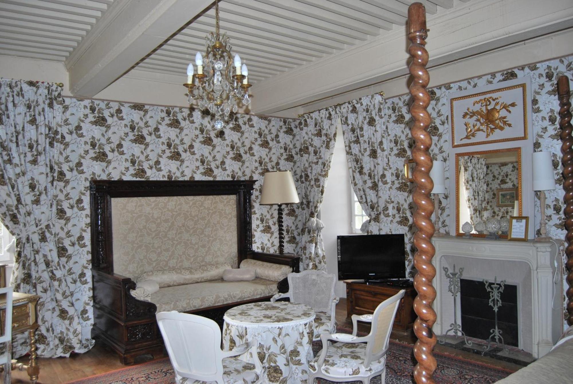 Chateau De Chantelauze Olliergues 部屋 写真